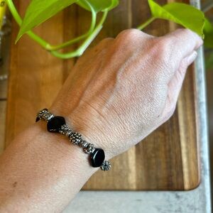 ☀️Elegant Black and Silver Beaded Bracelet